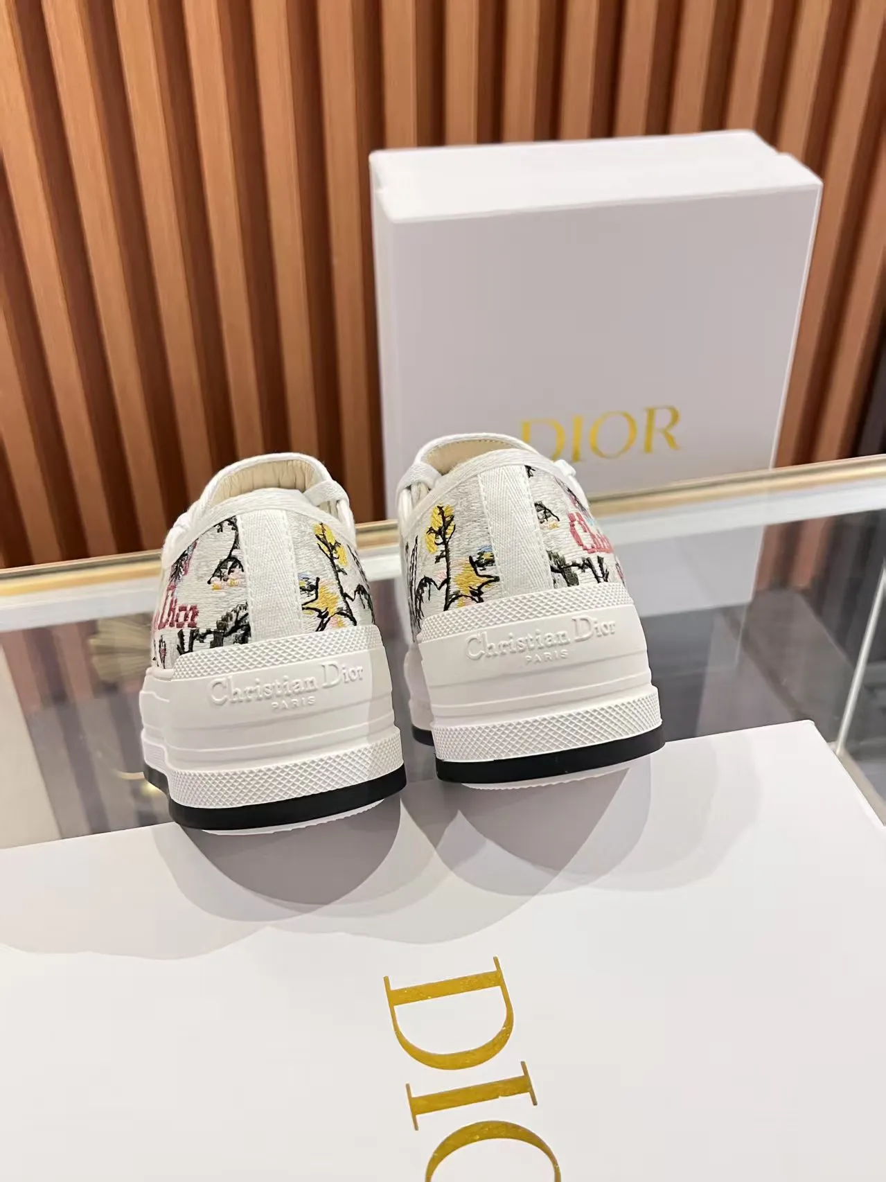 👟👟Ex-factory price 520👟👟 Walk‘n’Dior embroidered mid-top casual shoes are new in 2025. On the fashion stage, Dior embroidered shoes are the well-deserved protagonist. Delicate stitching is used on the upper, every stitch is devoted to the craftsman's efforts, and every thread is woven with artistic poetry. From complex floral patterns to smart geometric textures, embroidery is like the magic that gives shoes life, allowing them to show dynamic beauty even in static conditions.   Wearing Dior embroidered shoes feels like stepping into a dream world full of art. It is not only a pair of shoes, but also a walking piece of art that perfectly integrates fashion and culture. Whether you are strolling on the bustling city streets or attending important social occasions, Dior embroidered shoes can add unique charm to your style and become the focus of everyone's attention.   Choosing Dior embroidered shoes means choosing a persistent pursuit of quality and a unique understanding of fashion. Let it accompany you through every wonderful moment and leave your own fashion mark.  Material: Sheepskin lining, feet, silk cowhide, size 35-41, heel height 5cm
